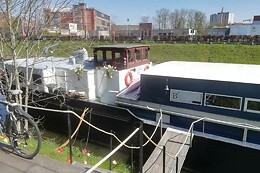 B3  (Bed & Breakfast Boat)